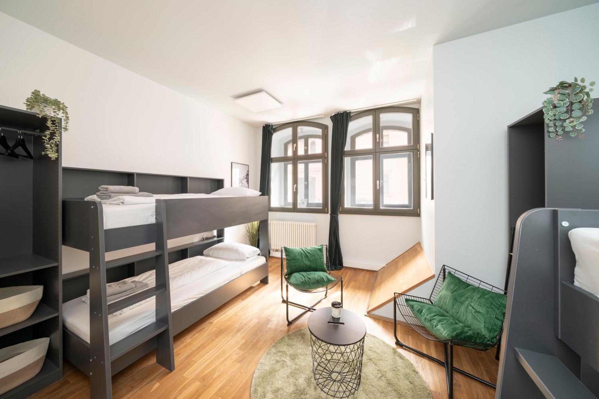 Homely - Central, Spacious, Rosenthaler Platz I Cafe Appartement Berlijn