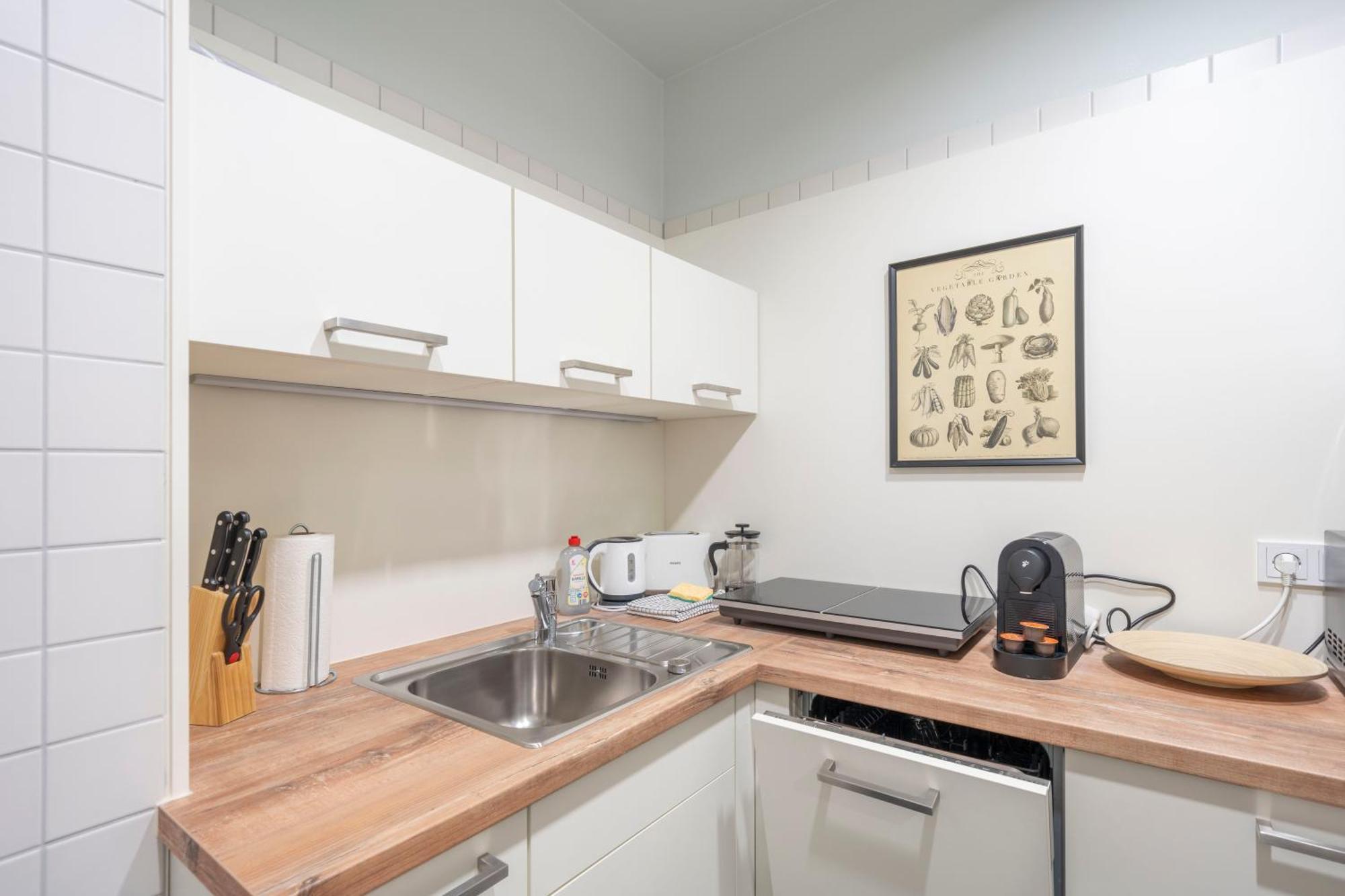 Homely - Central, Spacious, Rosenthaler Platz I Cafe Appartement Berlijn