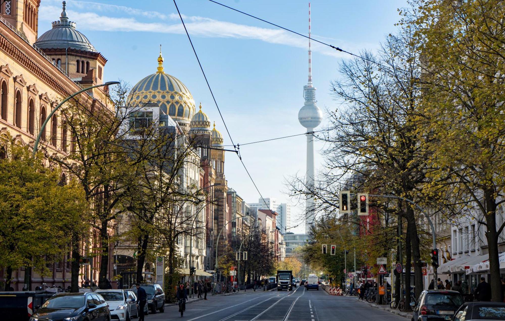 Homely - Central, Spacious, Rosenthaler Platz I Cafe Appartement Berlijn