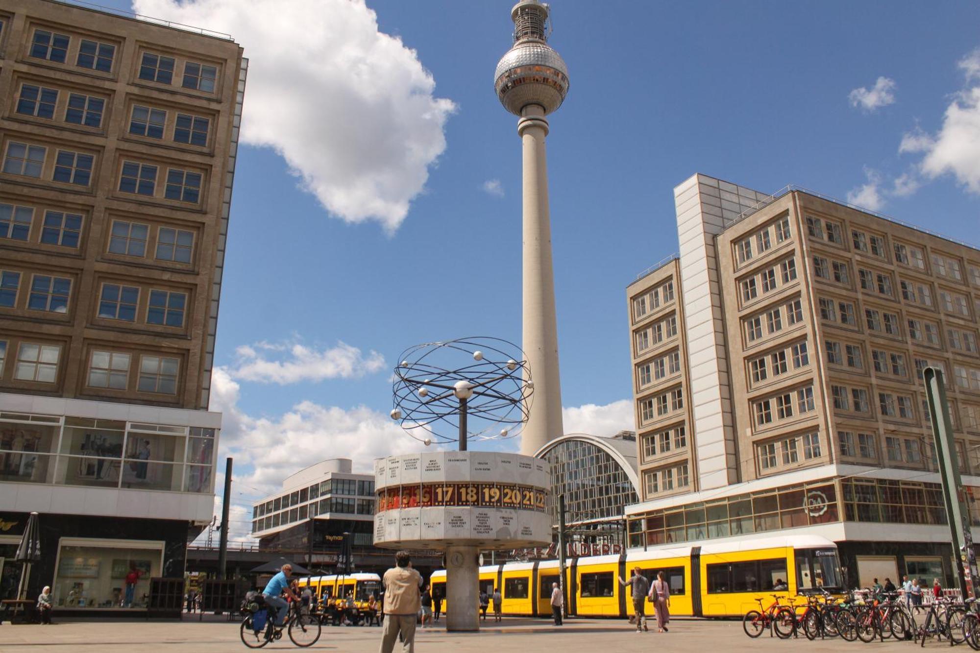Homely - Central, Spacious, Rosenthaler Platz I Cafe Appartement Berlijn